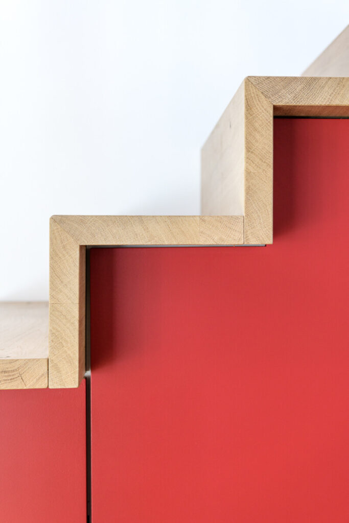 Escalier en bois avec un placard intégré en dessous.