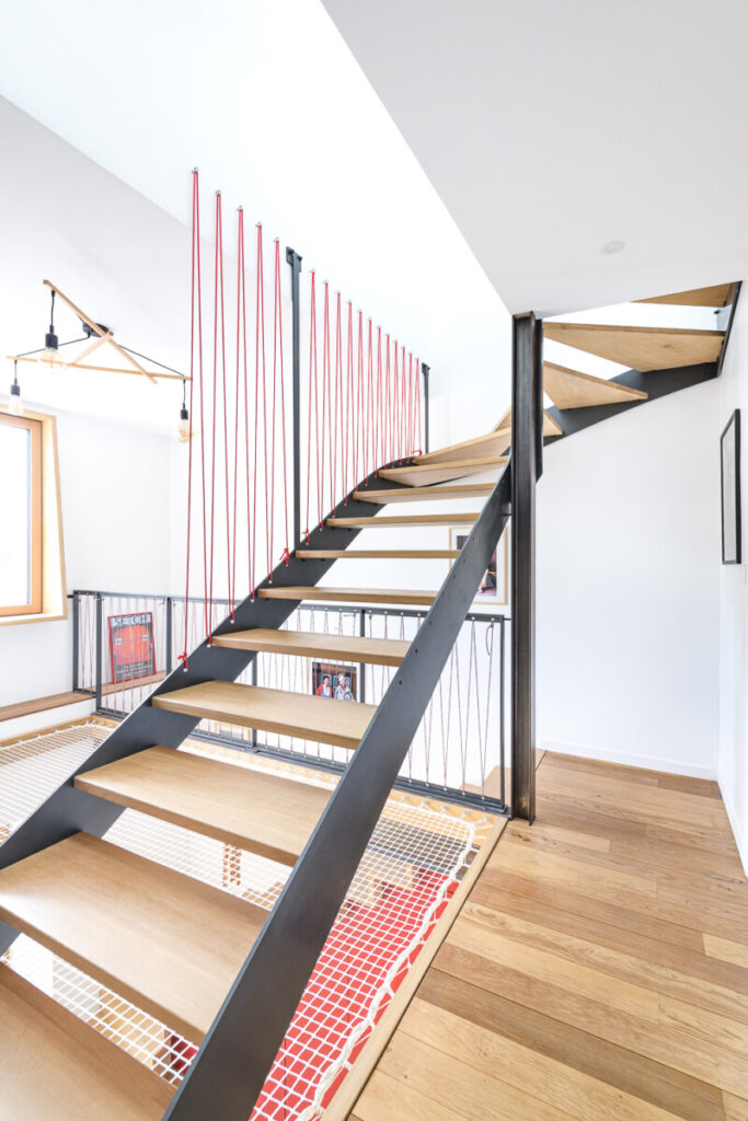 Escalier métallique avec des marche en bois.