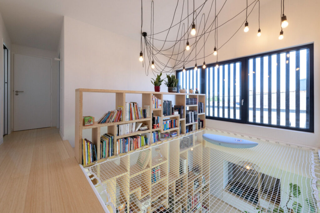 Le filet est au même niveau que l'étage, il donne accès à la bibliothèque et offre un lieu atypique.