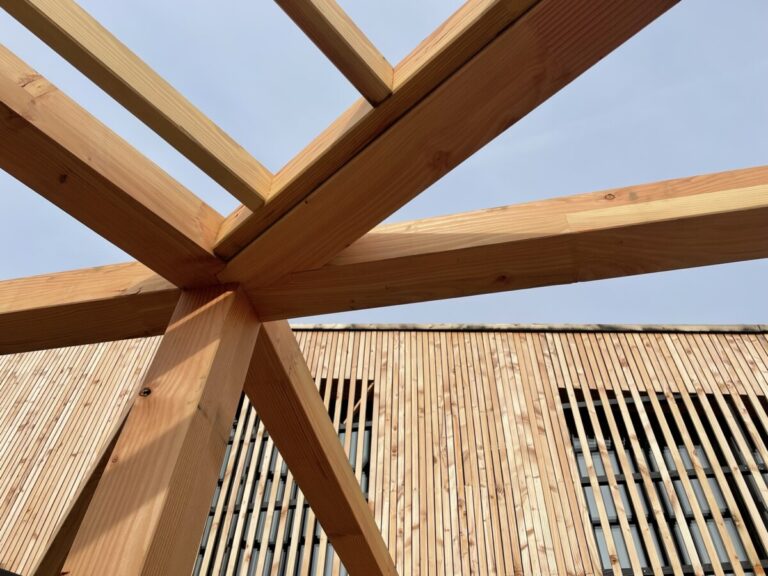 Assemblage de poutre en bois constituant la pergola du projet KLN