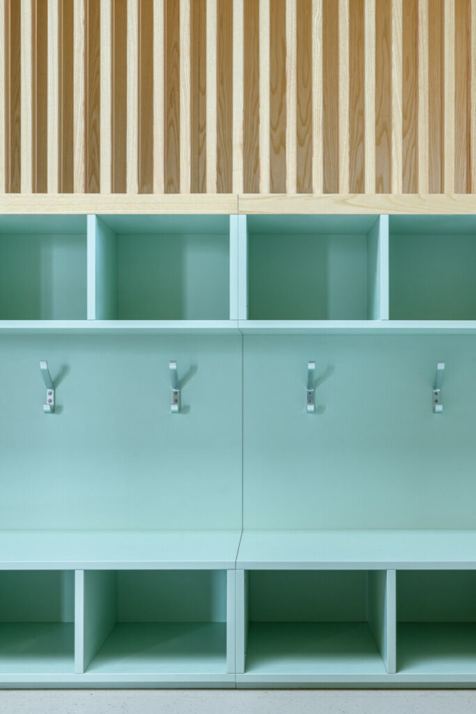 Mobilier rangement assise vestiaire bois