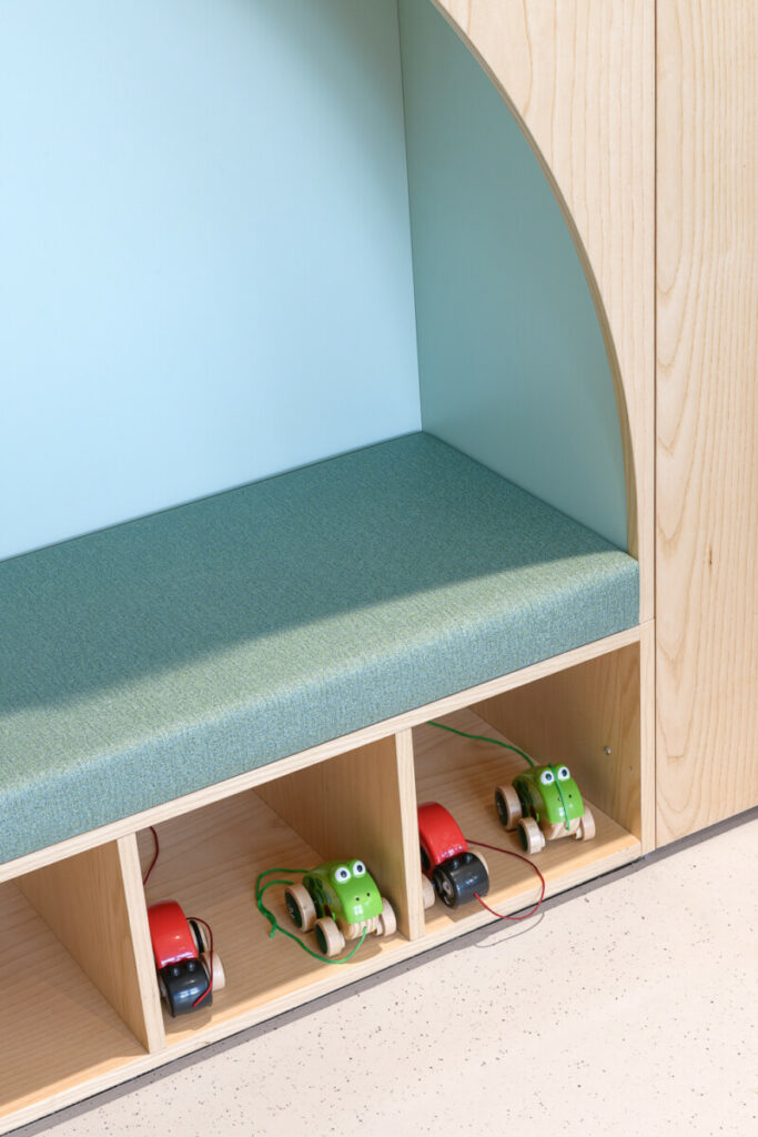 Mobilier assise enfants et rangement jouet en bois