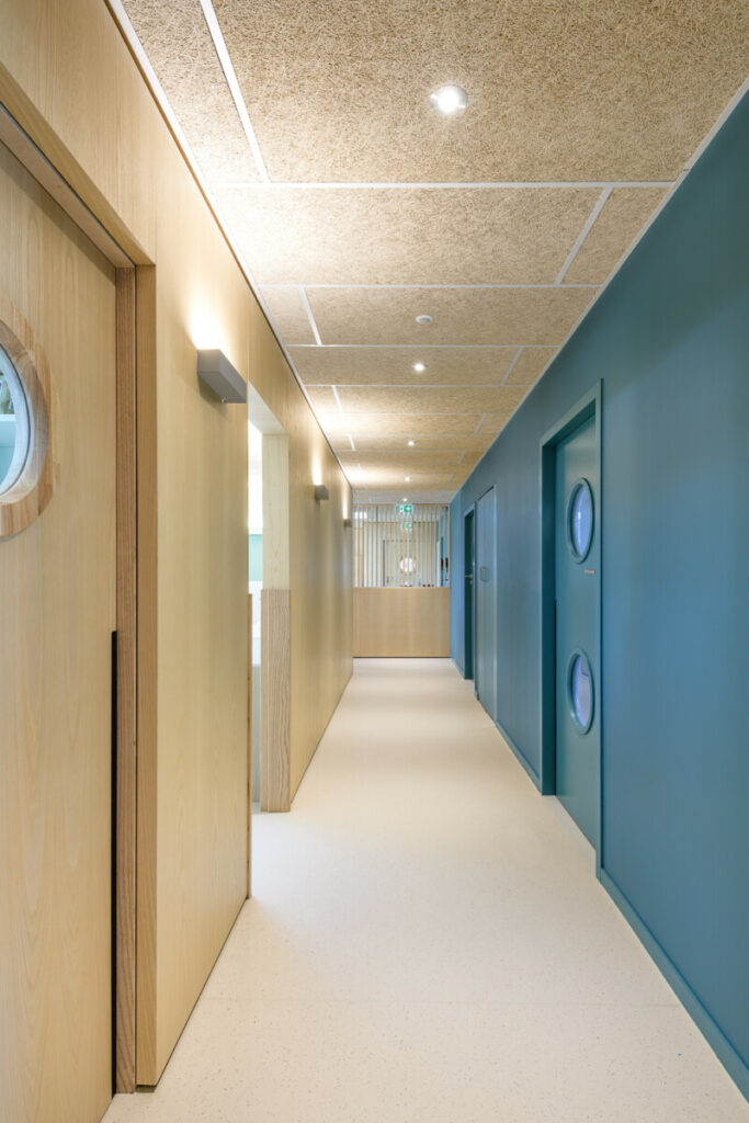 circulation intérieur sol marmoléum cloison bois et peinture bleu