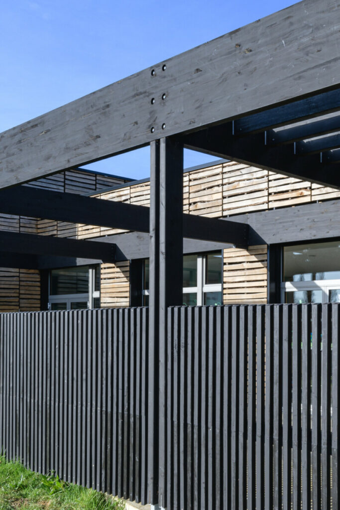 Pergolas bois cour extérieur bardage bois ganivelle
