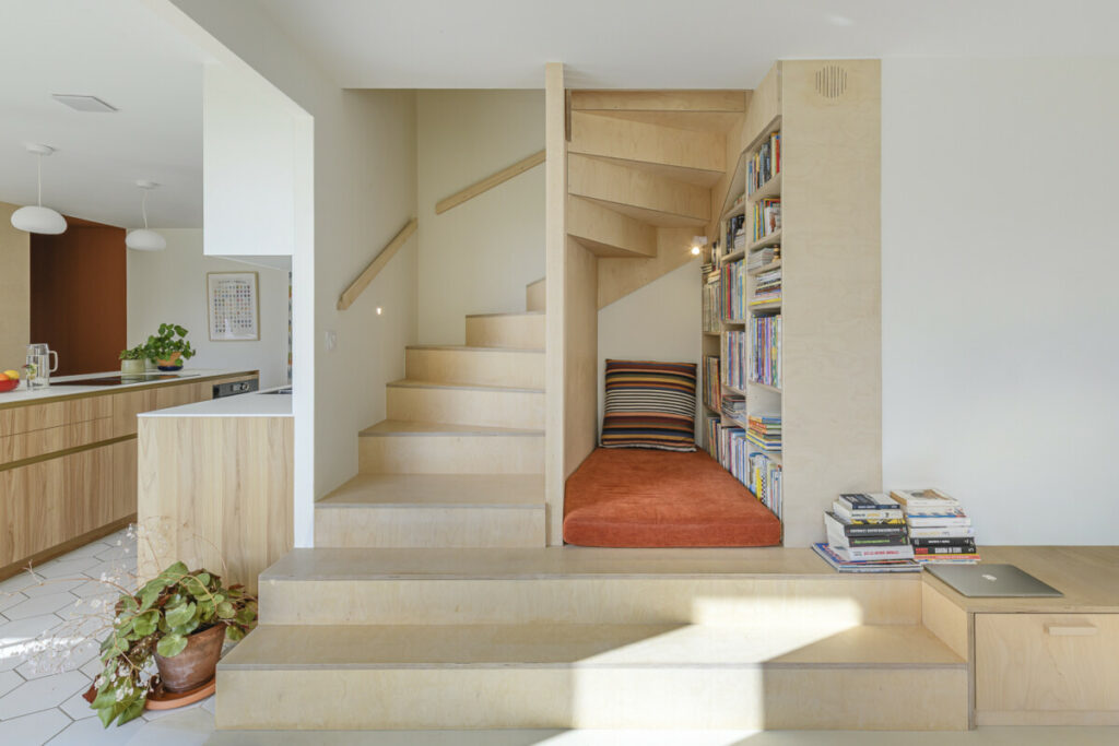 Agencement escalier et coin lecture en bois sur mesure.