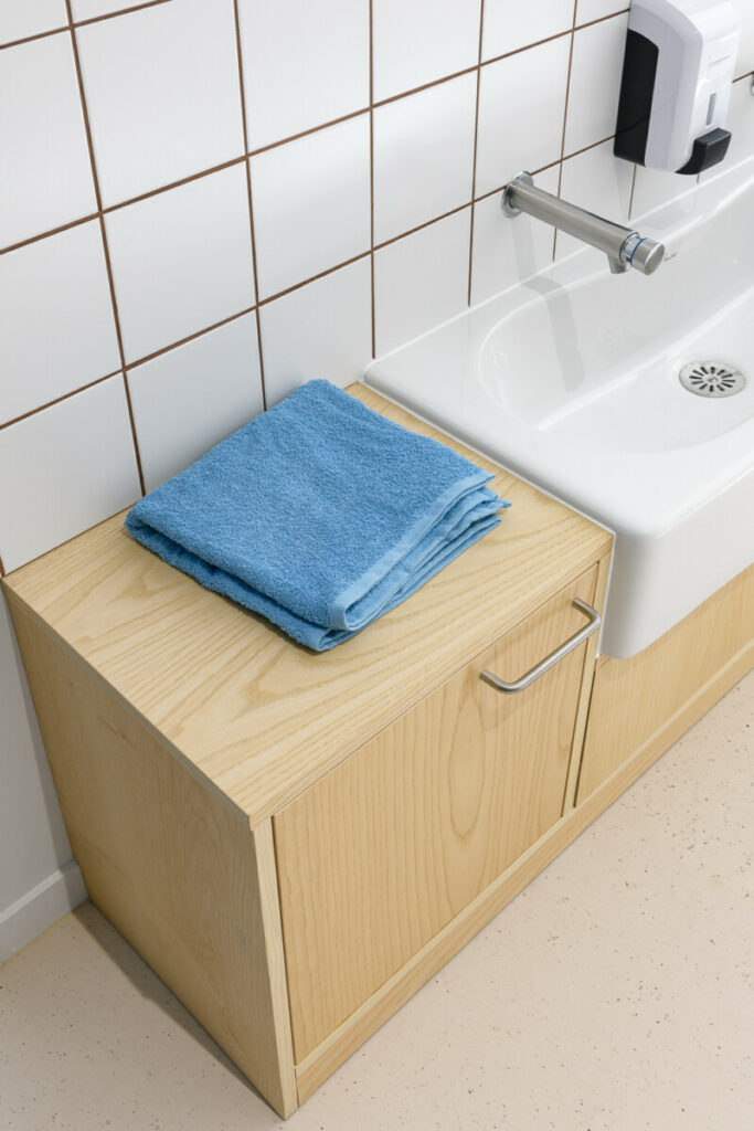 Meuble lave-mains bois adapté enfants faïence