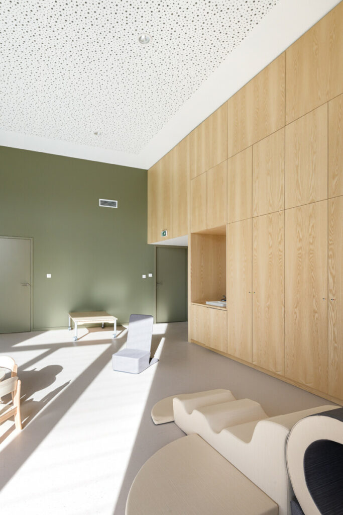 Pièce lumineuse meuble rangement toute hauteur bois