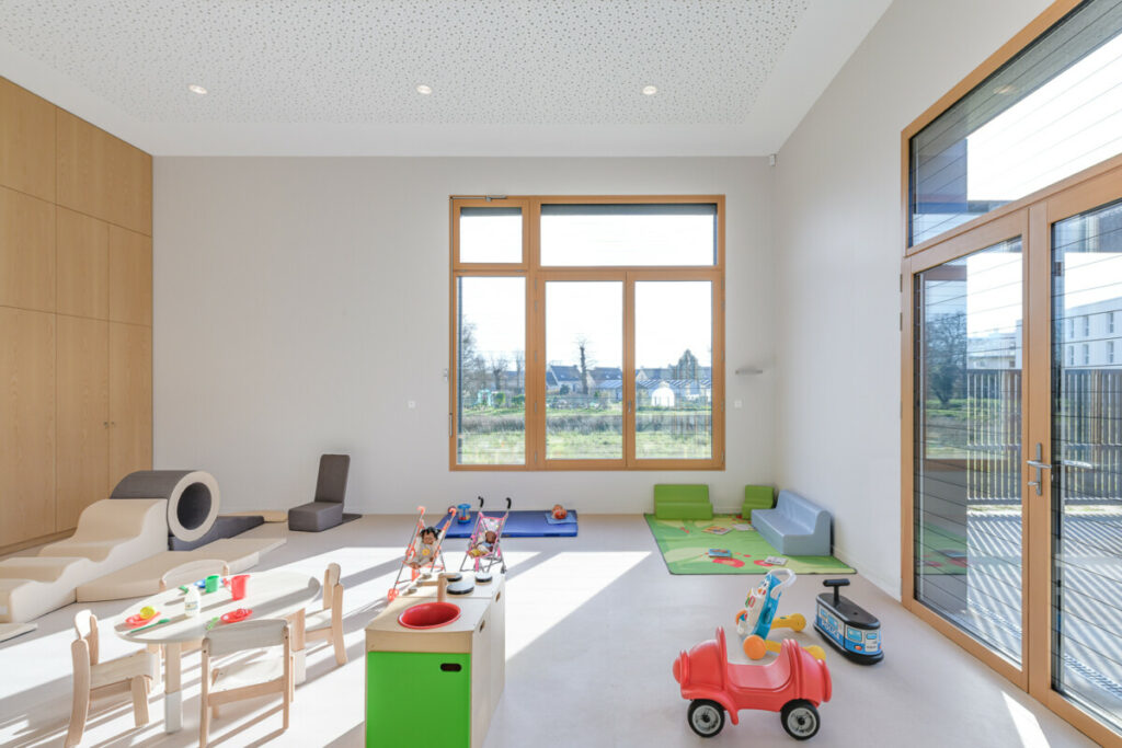 Salle lumineuse sur jardin menuiserie intérieur bois