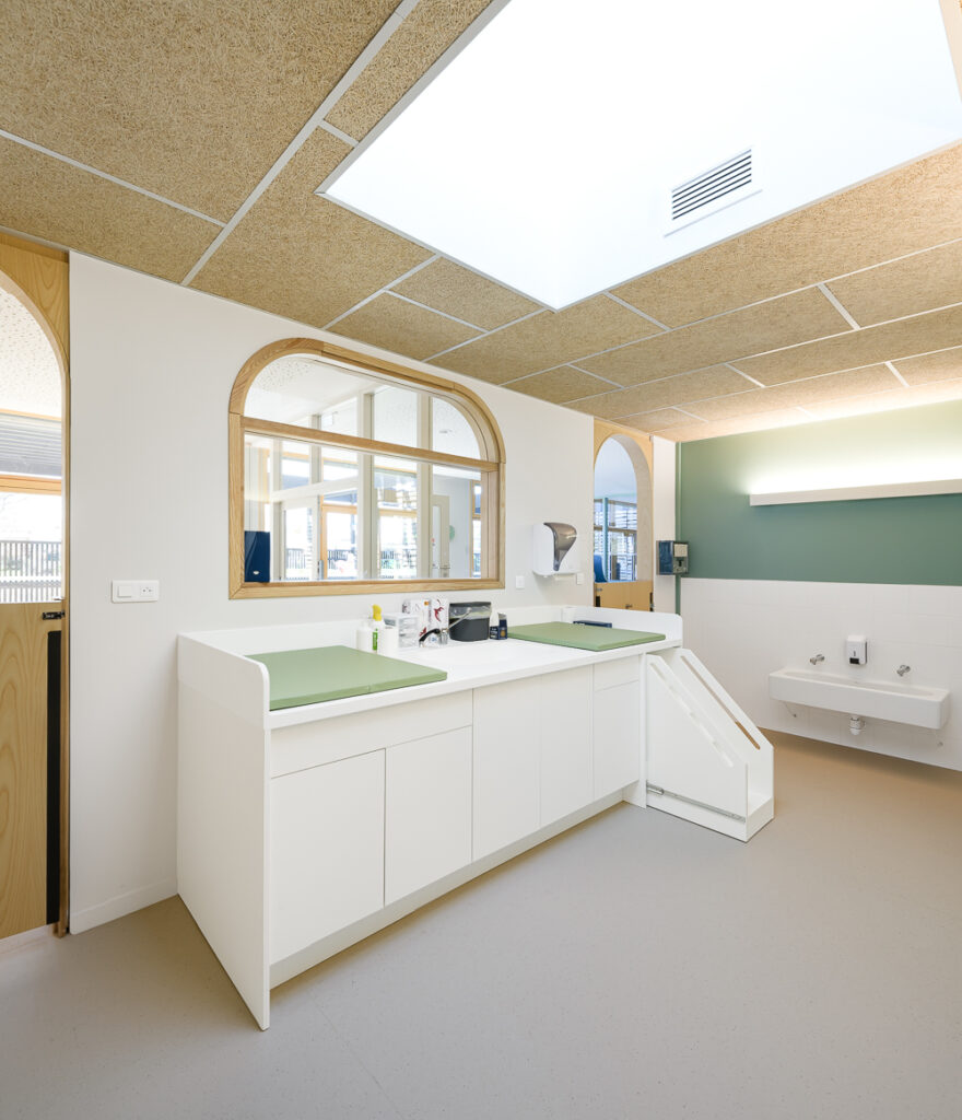 Salle de change mobilier bois sur mesure