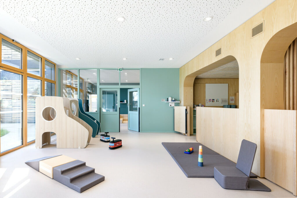 Salle de vie enfants mobilier et cloisons bois lumineux
