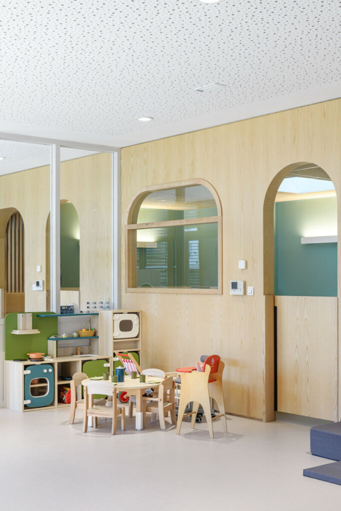 Mobilier jeu en bois cloisons bois et verrière