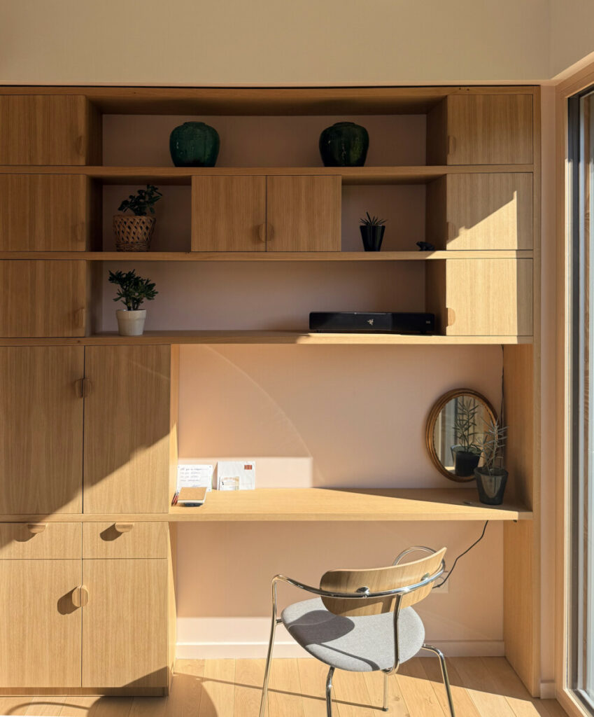 bibliothèque en bois et bureau sur-mesure