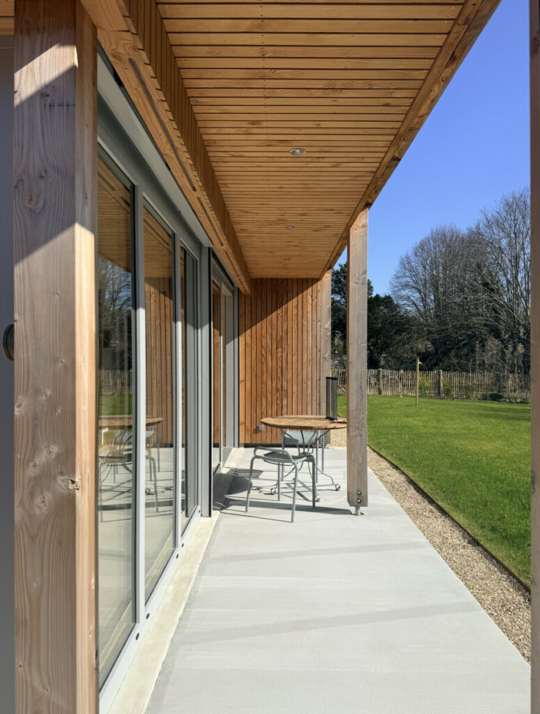 coursive extérieure béton et bardage bois