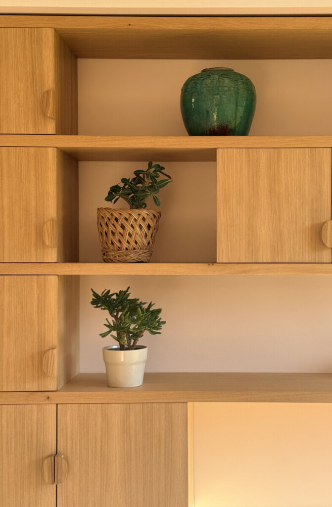 étagères en bois et objets décoratifs