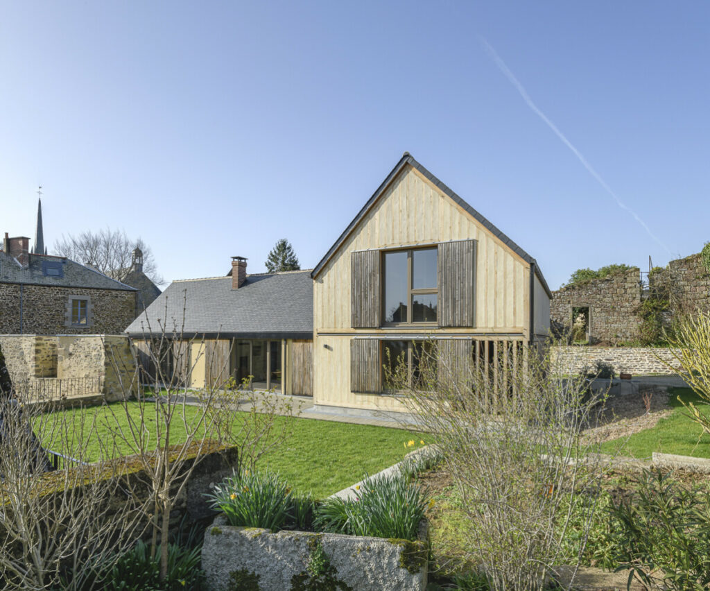 Maison colombage bois torchis et aménagement paysagé