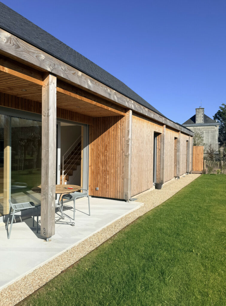 terrasse béton maison bois sur jardin