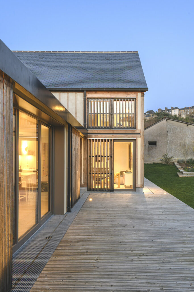 Maison passive à colombages bois torchis.