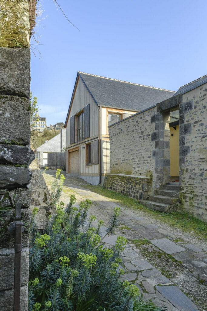 Maison a colombage torchis bois et mur pierre traditionnel.