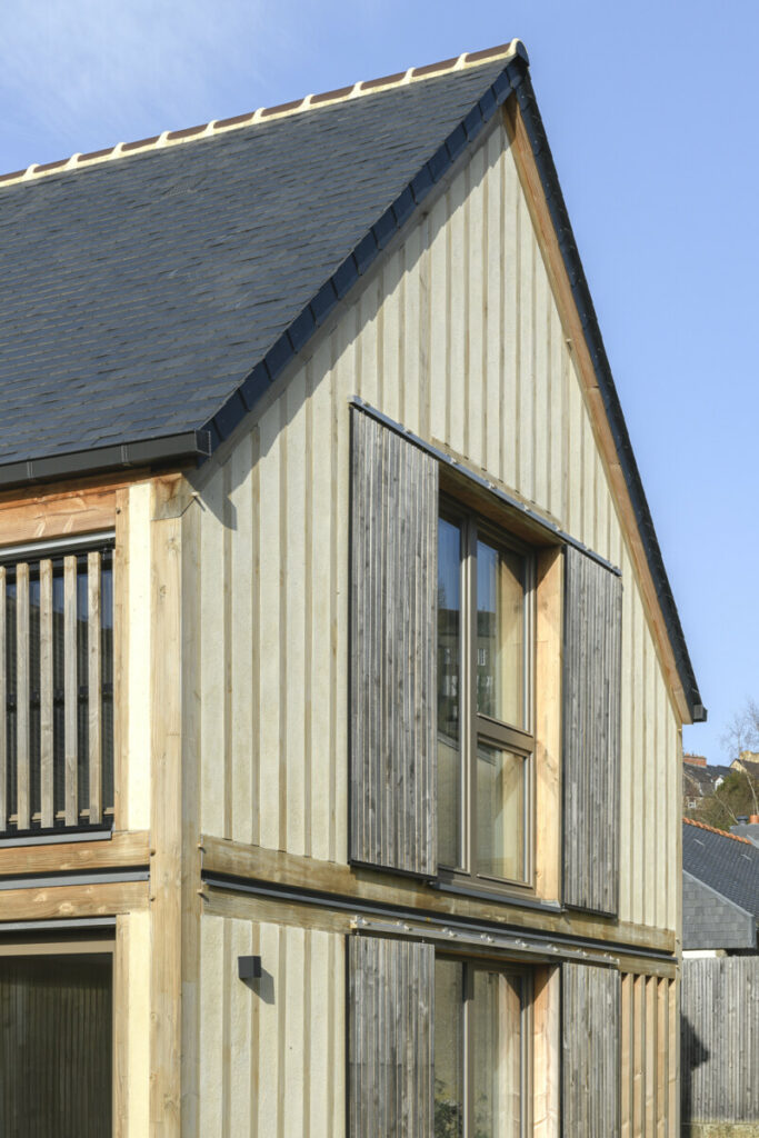 Maison colombage torchis bois couverture ardoise.