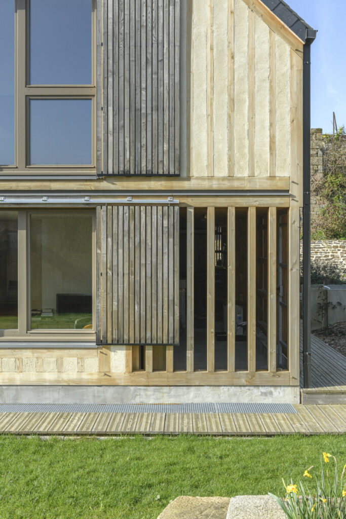 Façade maison colombage et volets bois.