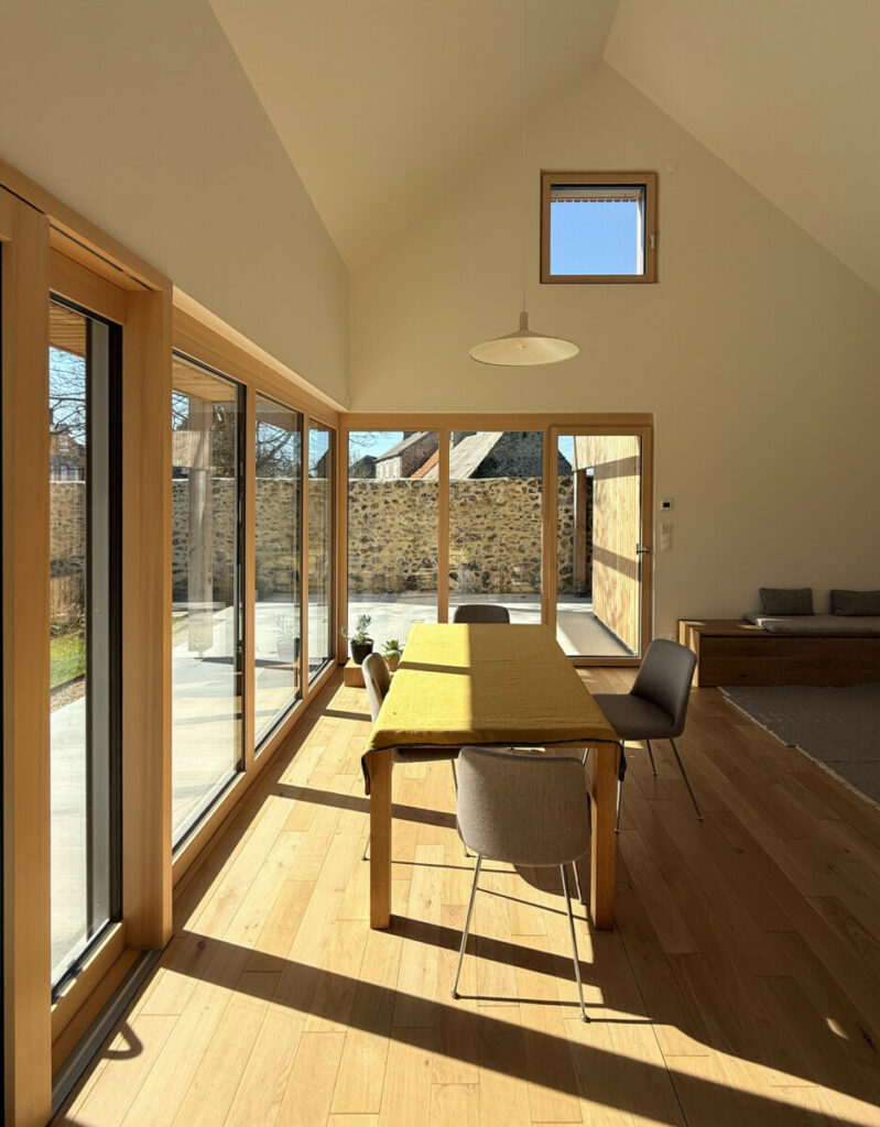 salon bois lumineux ouvert sur jardin